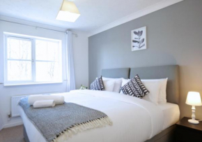 Central Peaceful Home with Parking, Wi-Fi and Garden